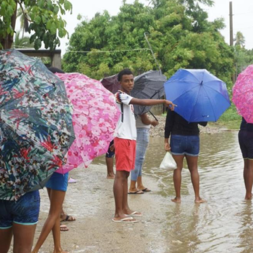 Oaxaca mantiene “alerta máxima” por lluvias de Kristy; en peligro 75 municipios por desborde de ríos